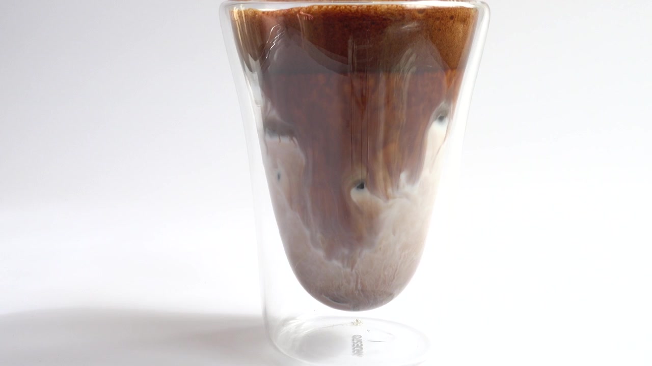 Preparazione di caffè freddo con latte e ghiaccio
