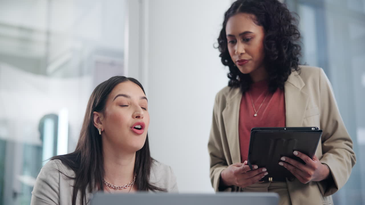 Donne d'affari che collaborano in un ufficio moderno