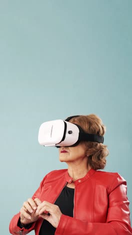 oudere vrouw die virtuele realiteit ervaart