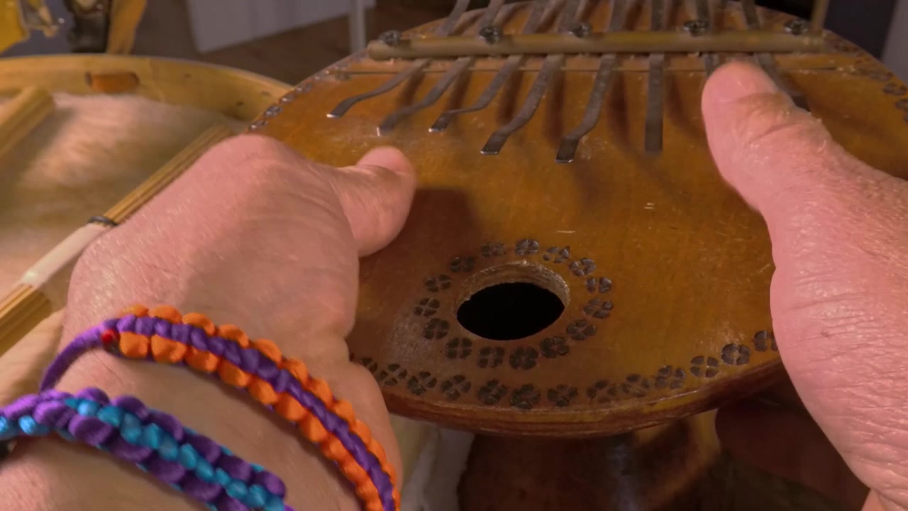 Hænder der spiller Kalimba tommelfingerklaver, halvnært billede, træ afrikansk musikinstrument