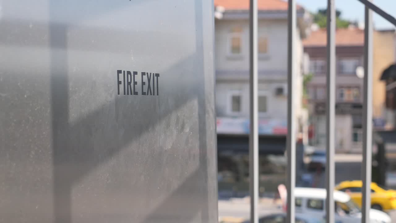 금속 문 에 있는 화재 출구 표지판