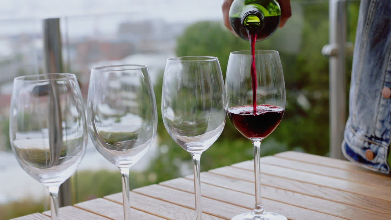 una bottiglia di vino rosso versata in un bicchiere per celebrare una cena di lusso