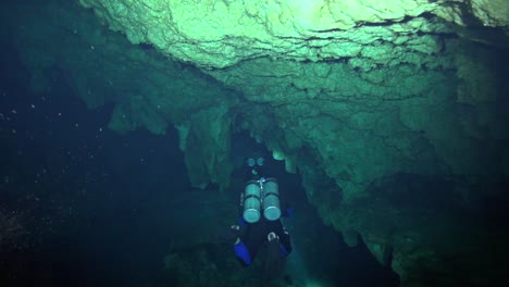 Backmount-Höhlentaucher-Erkunden-Große-Passage