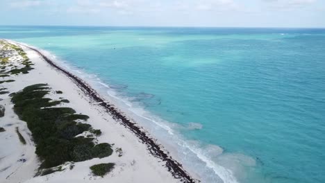 Lufttour-über-Den-Strand-Von-Isla-Blanca-Mit-Weißem-Sand-Und-Blauen-Karibischen-Meereswellen-In-Cancun,-Mexiko