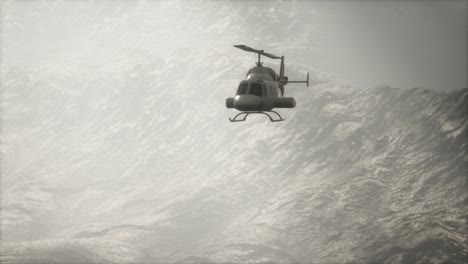 helicóptero volando en cámara lenta extrema cerca de las montañas con niebla