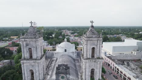 vista aerea lateral de la iglesia de valladolid yucatan