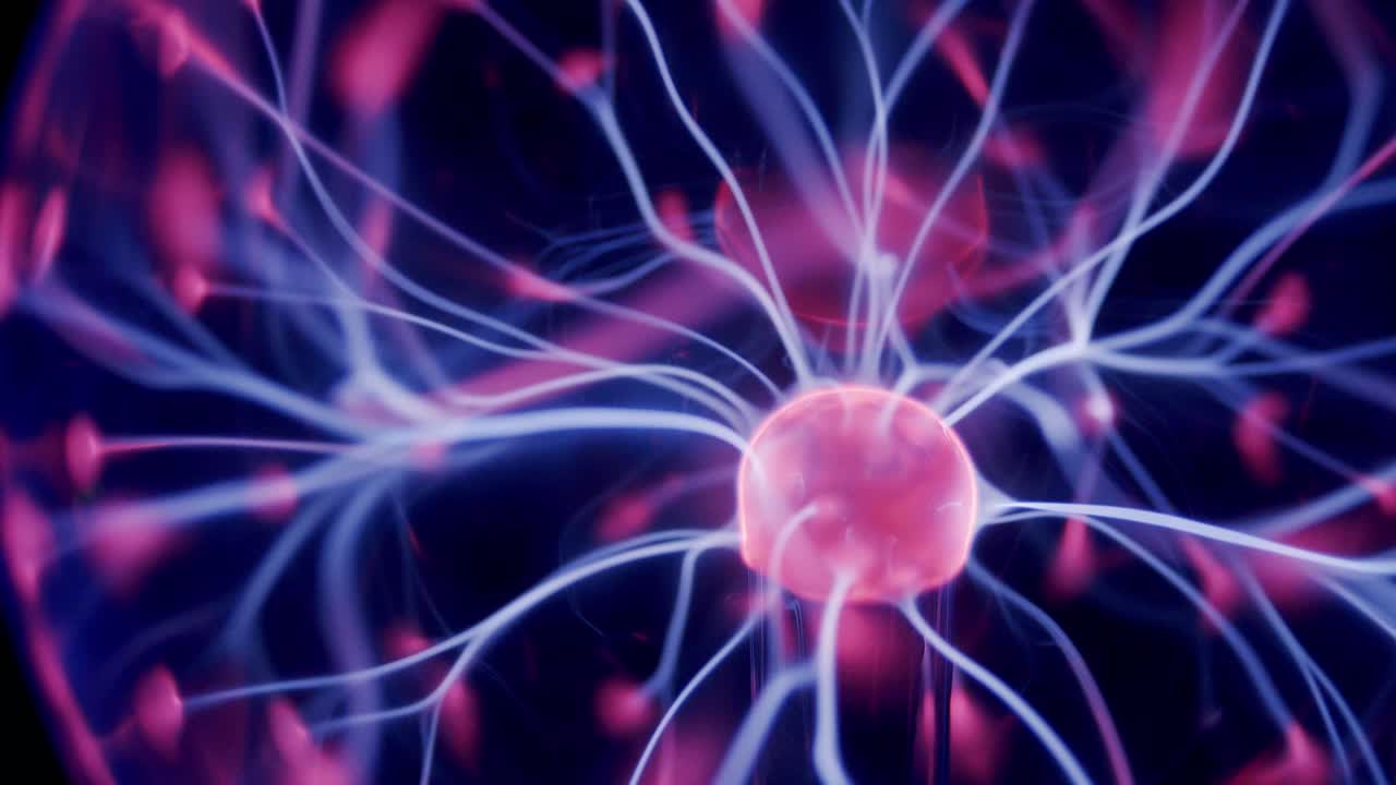 descarga eléctrica de bola de plasma en mezcla de gas nitrógeno helio dentro de esfera de vacío de vidrio primer plano