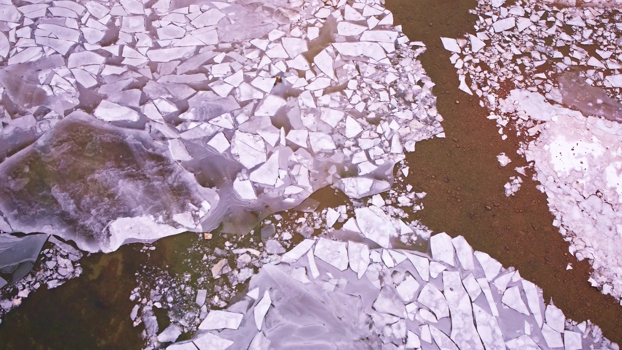 Imágenes aéreas mirando hacia abajo grandes placas de hielo congelado de los Grandes Lagos durante un tranquilo día de invierno