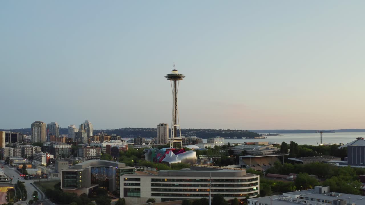 시애틀의 유명한 관광 명소인 스페이스 니들 (space needle) 은 어두워지면서 공중에서 돌고 있다.