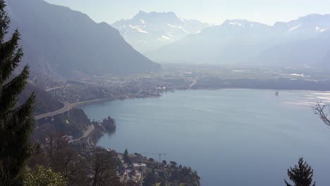 montañas cubiertas de nieve de los alpes suizos con el castillo de chillon y el lago de ginebra