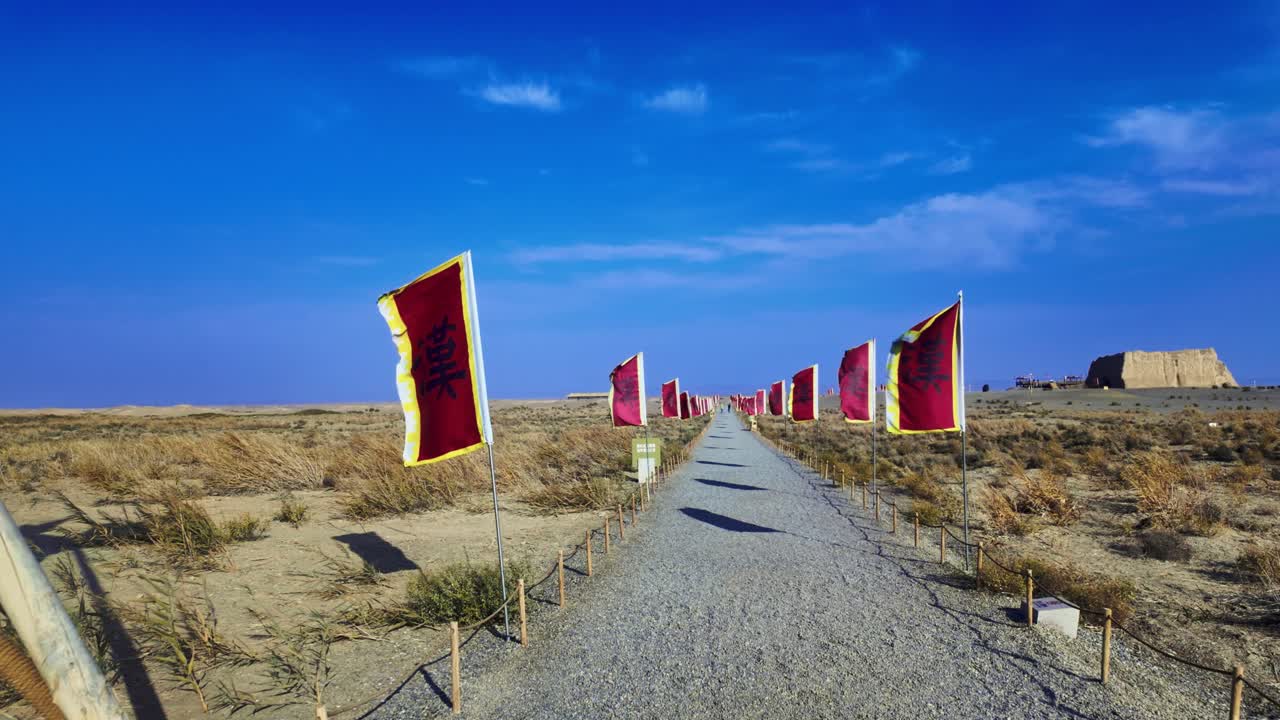 Çin, Gansu Bölgesi, Dunhuang'daki antik İpek Yolu üzerinde yer alan tarihi Yumen Geçidi ve önemli askeri karakolda kırmızı bayraklar. POV çekimi