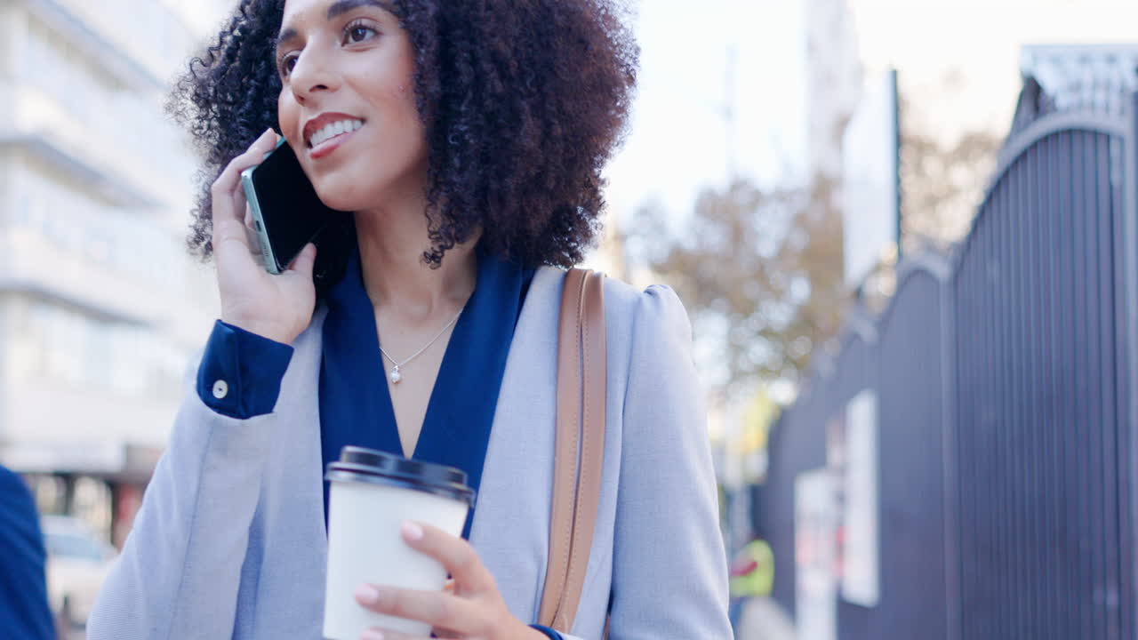 Caffè, donna e telefonata urbana con networking