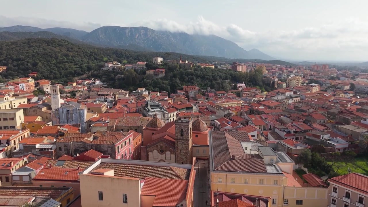 Paesaggio urbano di Iglesias in Sardegna, Italia - Ripresa con drone