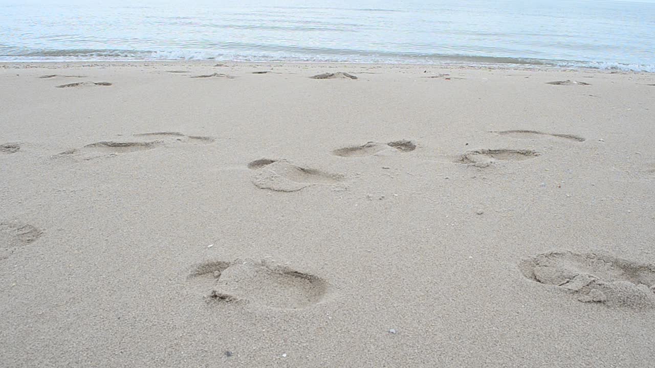 Impronta umana. Passeggiata su una spiaggia