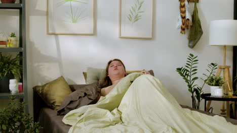 mujer joven despertando