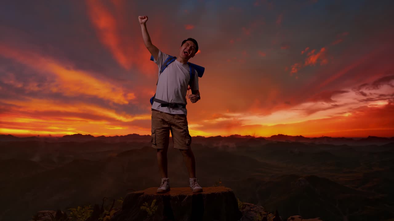 un caminante feliz en la cumbre de la montaña al atardecer