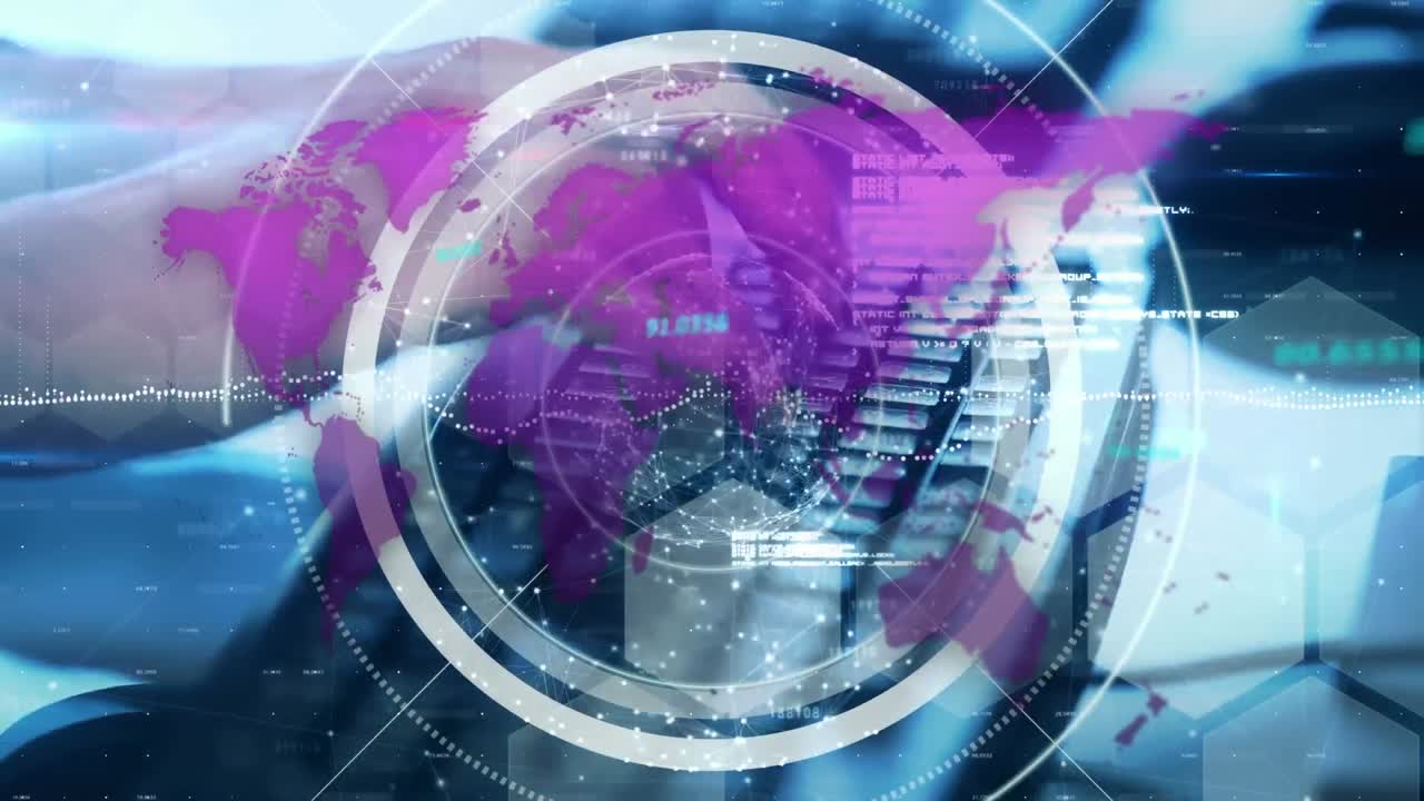 보라색 세계 지도의 디지털 복합 비디오와 키보드에 타이핑하는 사람에 대한 데이터 처리