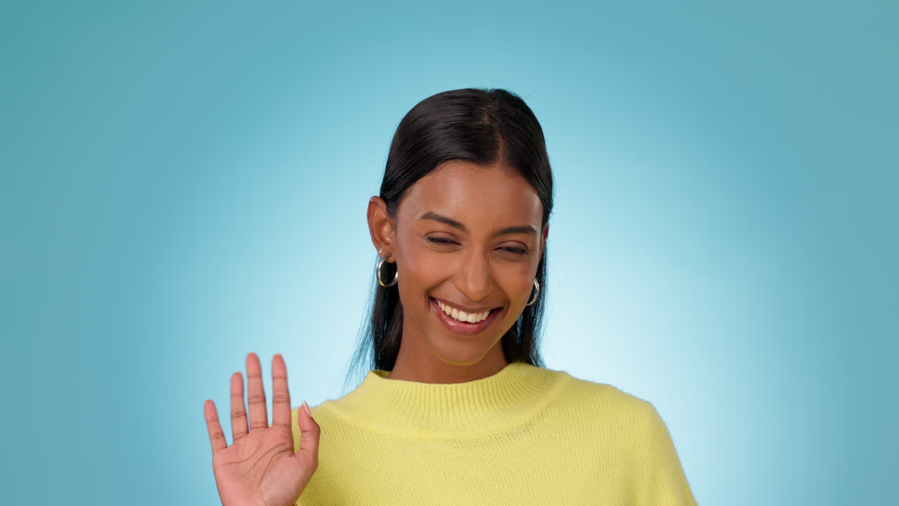 cara, sonrisa y mujer con saludo
