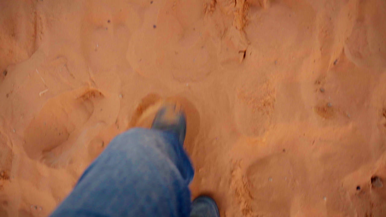 Impronte nella sabbia del deserto del Sahara evocano solitudine e avventura.