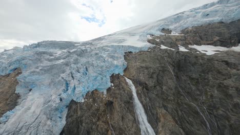 Luftflug-über-Langsam-Schmelzende-Eisgletscher-Auf-Der-Bergspitze-Bei-Heißem-Wetter-In-Der-Natur