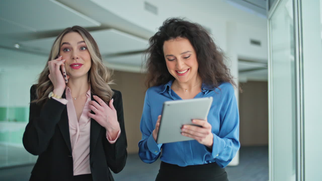 Profesionales de oficina usando tablet de cerca. Señora sonriente asistiendo a su jefe en una llamada.