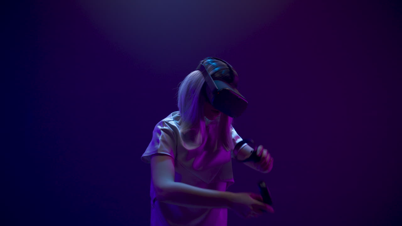 ragazza incantata che usa occhiali vr in primo piano. donna che guarda un film che gioca a videogiochi