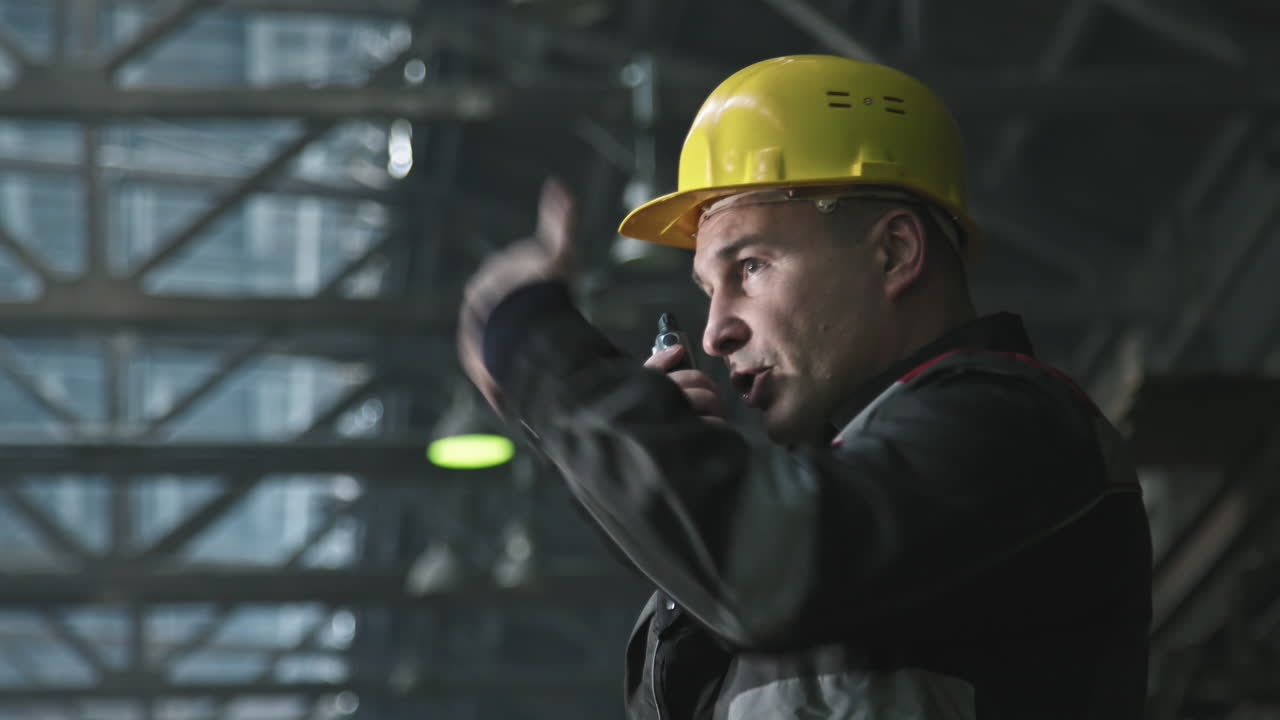 Caposquadra che impartisce istruzioni tramite walkie-talkie