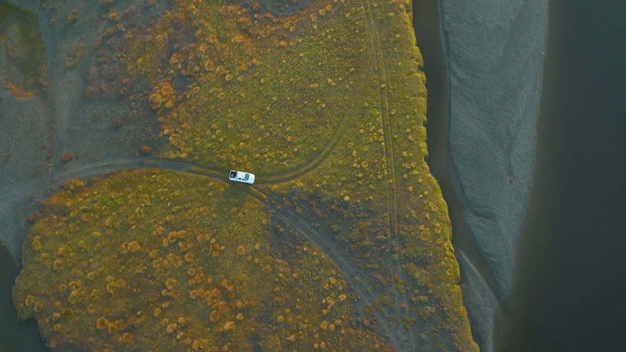 아르헨티나 대강 근처의 흙길을 달리는 트럭의 멋진 조감도