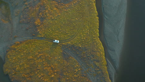 Impresionante-Vista-De-Pájaro-De-Un-Camión-Conduciendo-Por-Un-Camino-De-Tierra-Cerca-Del-Gran-Río-En-Argentina