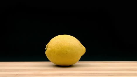 zitrone betritt die szene, bleibt stehen und verlässt sie