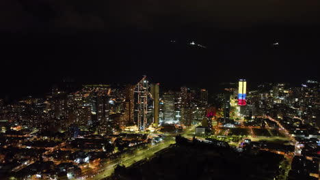 Toma-Panorámica-Con-Drones-Frente-Al-Centro-Iluminado-De-Bogotá,-Noche-En-Colombia