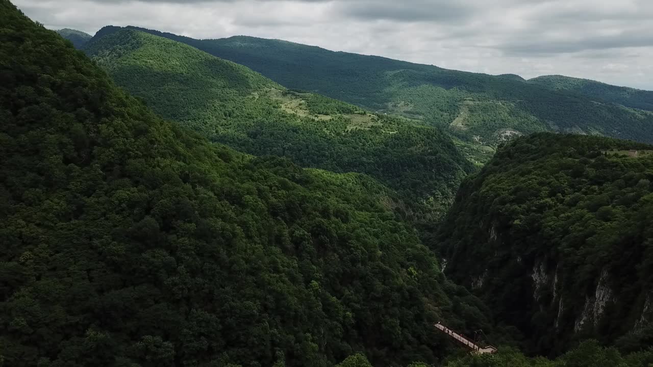 montañas verdes, disparo de drones en georgia