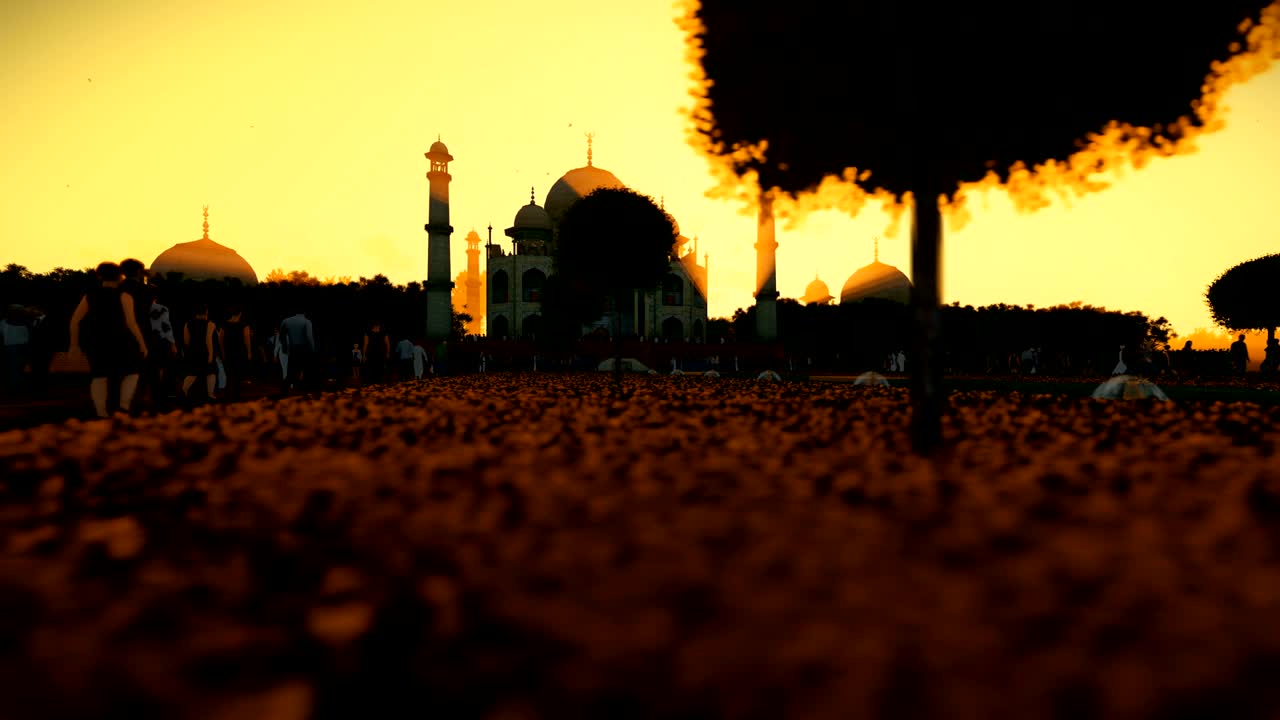 Taj Mahal com turistas caminhando sob o sol forte, 4K