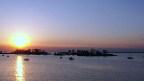 Eine-Weitwinkelaufnahme-Eines-Wunderschönen-Sonnenaufgangs-In-Einem-Farbenfrohen-Himmel