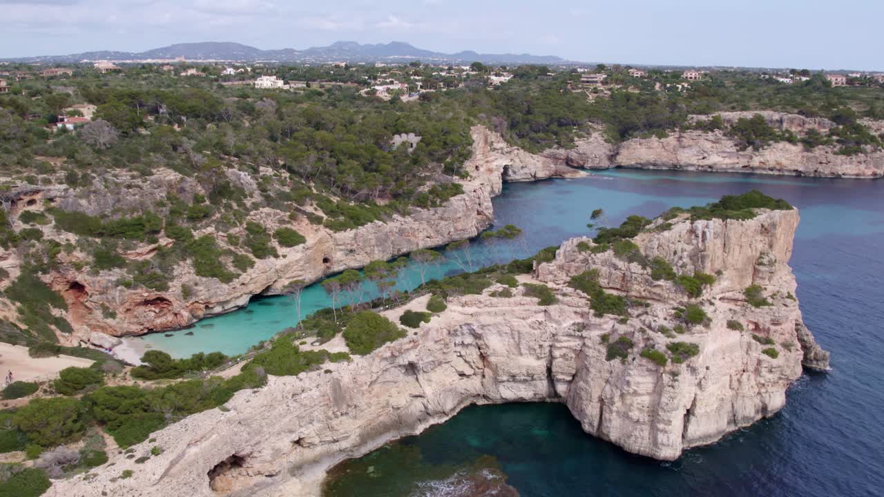 Baia serena di S'Almonia con barche, Spagna