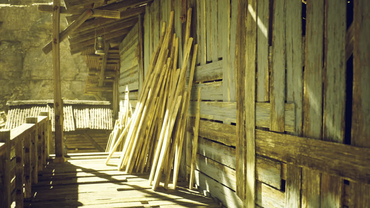 Struttura in legno con la luce che filtra attraverso in una località rustica