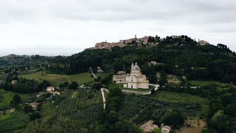 Amplia-Vista-Aérea-Del-Campo-Rural-De-Italia-Con-Una-Iglesia-Solitaria