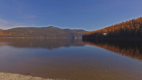 Luftaufnahme-Einer-Drohne,-Die-Im-Herbst-Oder-Herbst-Auf-Einem-See-In-Montana-Ein--Und-Ausfliegt