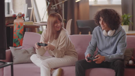 madre y hijo adolescente disfrutando de un juego de consola en casa