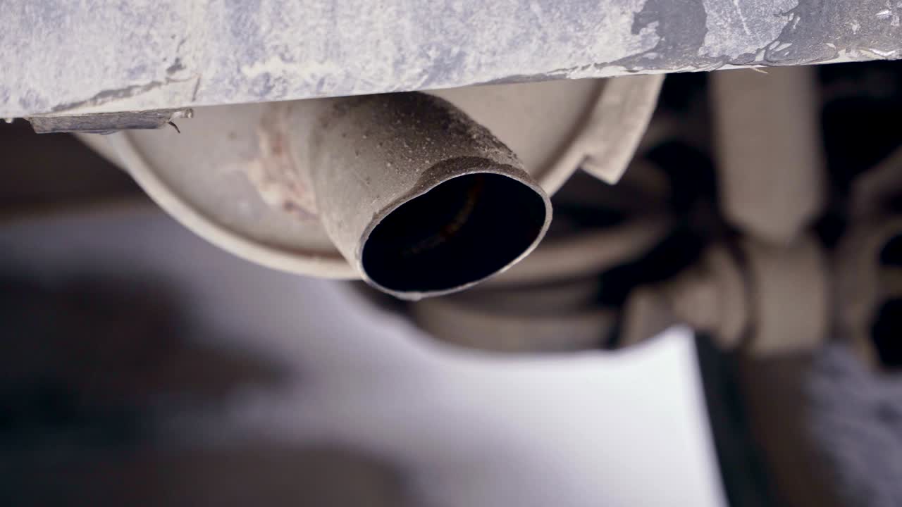 tubo de escape con un poco de humo del vehículo