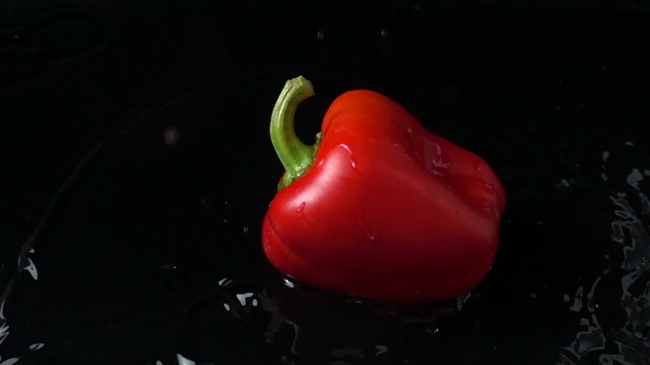 Padající sladká červená paprika. Zpomalený záběr