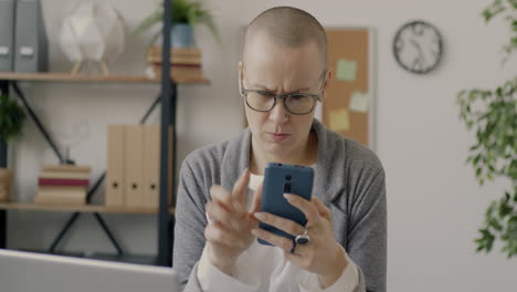 mujer usando teléfono inteligente en la oficina
