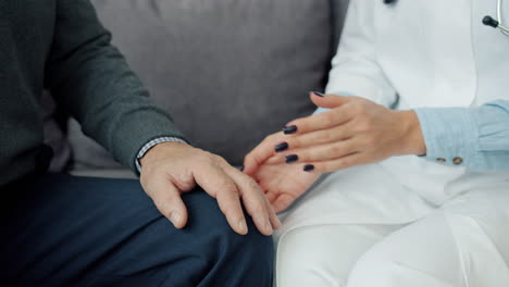 un médico consolando a un paciente