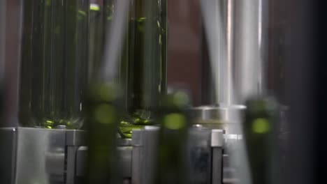 botellas de vino en línea de embotellado