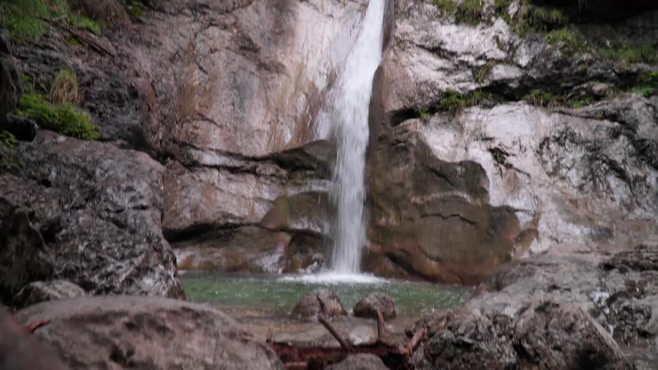 hermosa cascada en el bosque rodeada de árboles