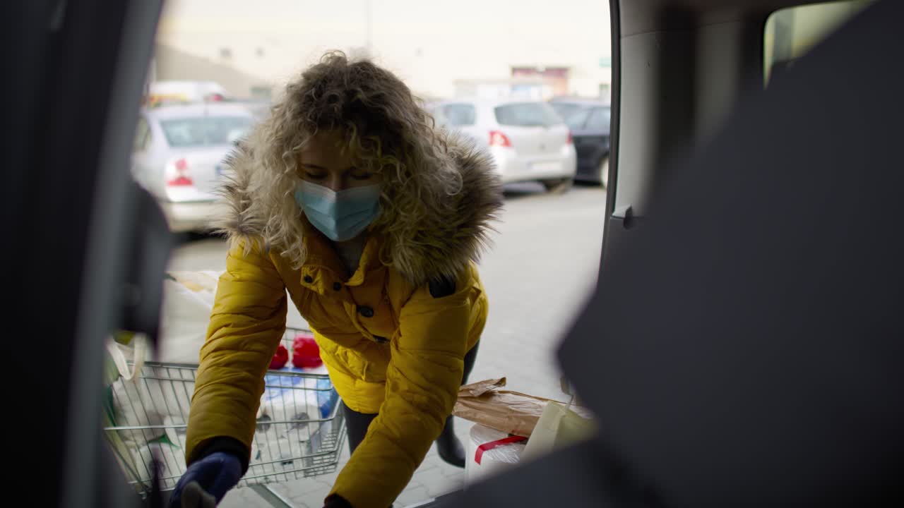 vista de mano de un niño usando un cortador de galletas mientras hornea