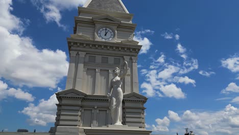 Toma-De-Media-órbita-De-La-Estatua-En-Lo-Alto-Del-Palacio-De-Justicia-Ubicado-En-El-Centro-De-Clarksville,-Tennessee.