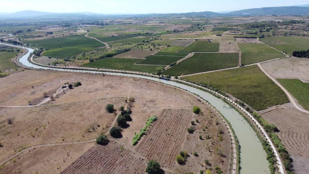 canal du midi serpentea a través de la campiña de verano de francia en una abrasadora mañana de verano