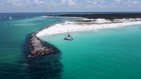 Toma-Aérea-De-La-Hermosa-Isla-De-Conchas-De-La-Playa-De-La-Ciudad-De-Panamá