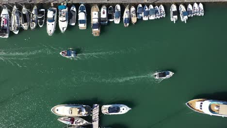 tráfico de barcos en un puerto de latchi pasando yates amarrados, vista aérea hacia abajo